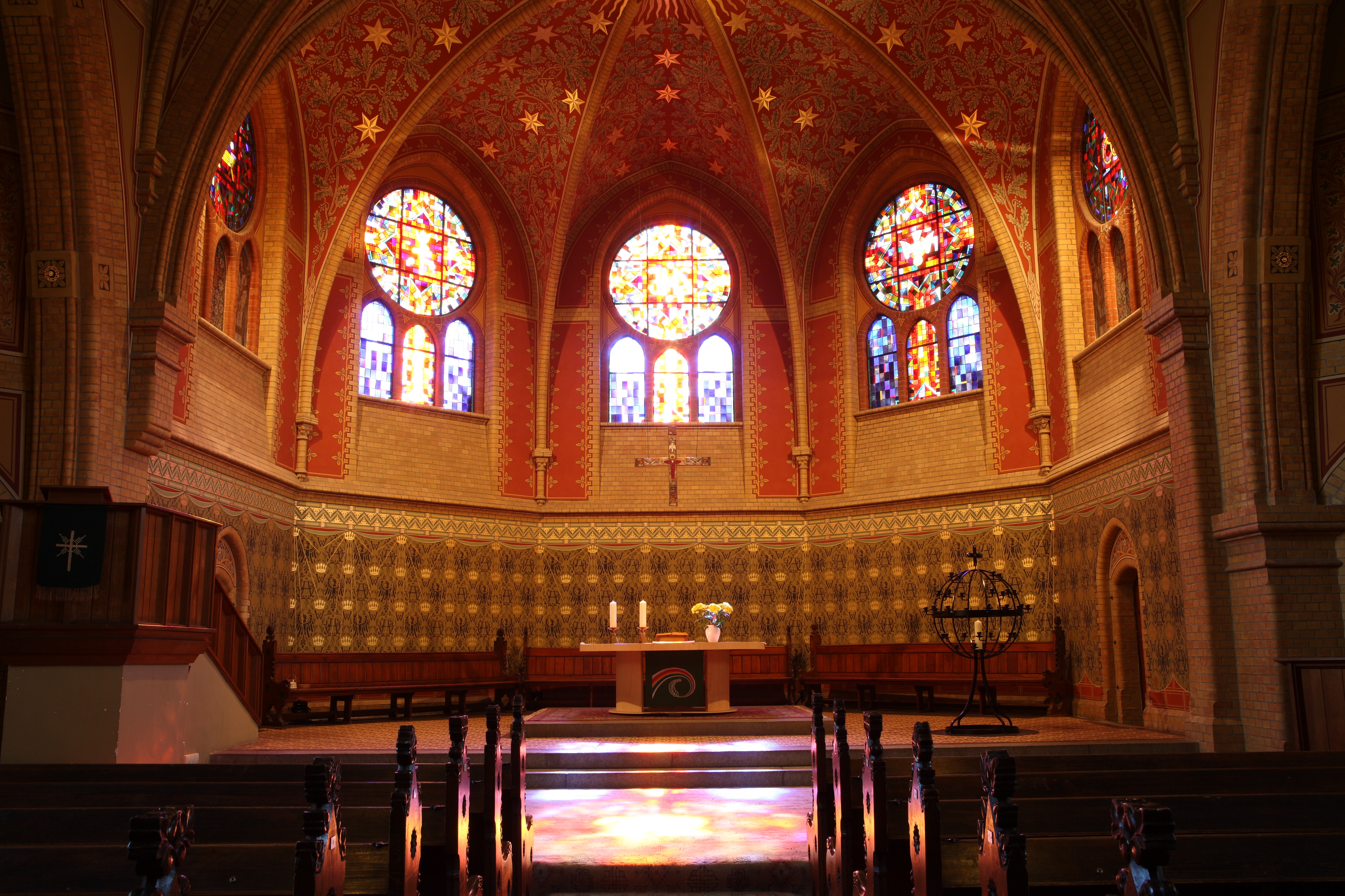Erlöserkirche hinter Bäumen