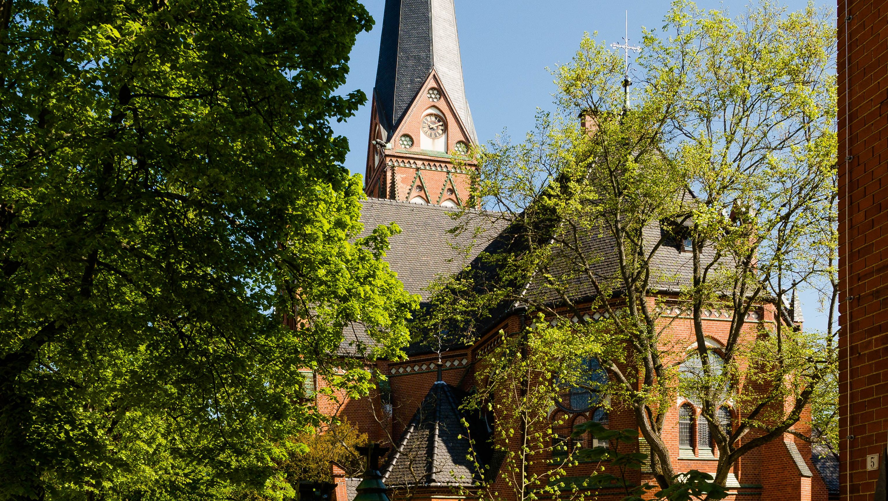 Erlöserkirche hinter Bäumen